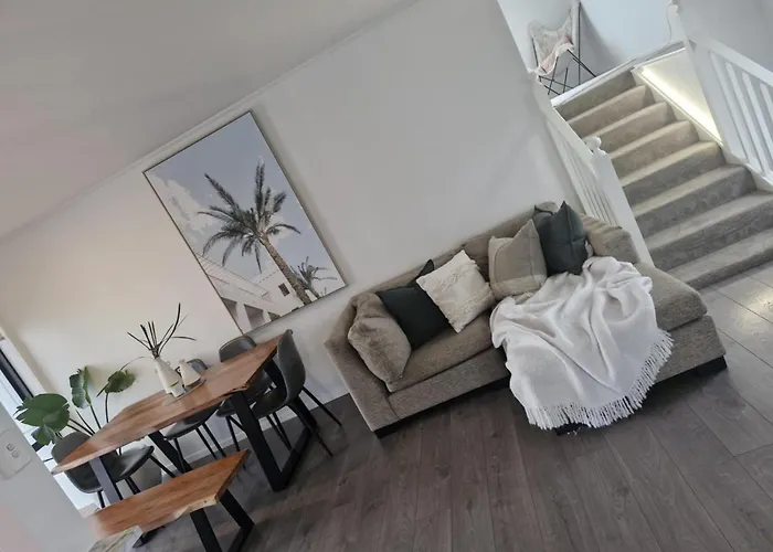 Stylish, Spacious, Central With Pool